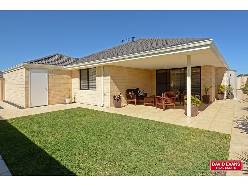 8 Plumeria Rise, Sinagra WA 6065