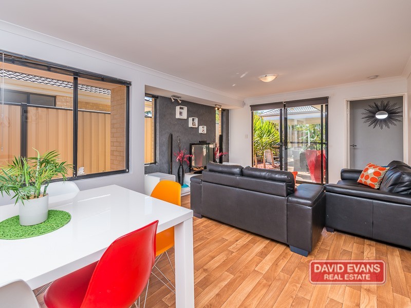 34 Lauderdale Ramble, Carramar WA 6031