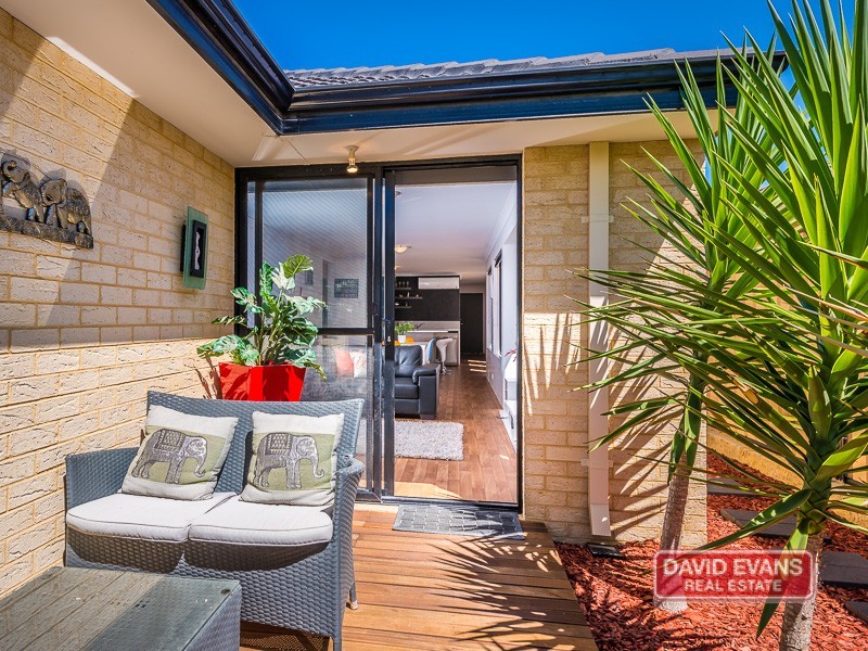34 Lauderdale Ramble, Carramar WA 6031