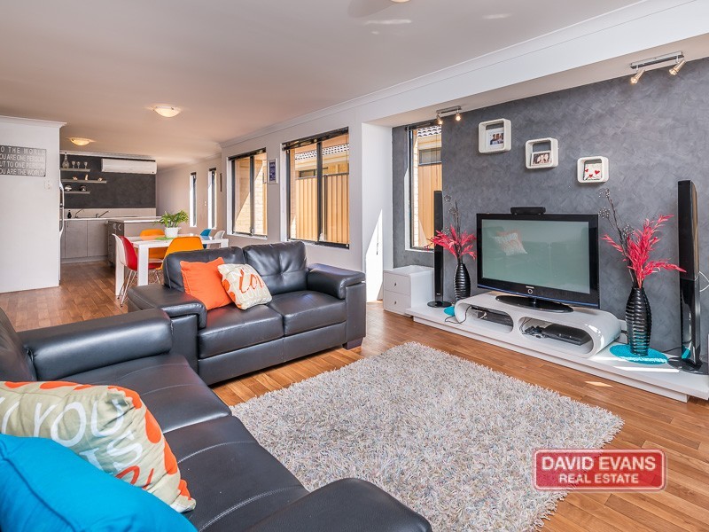 34 Lauderdale Ramble, Carramar WA 6031