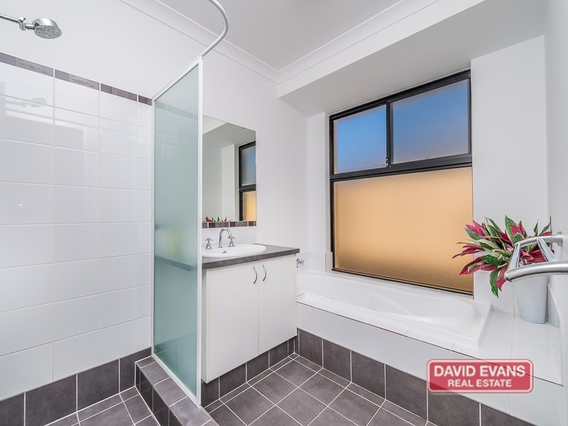 34 Lauderdale Ramble, Carramar WA 6031