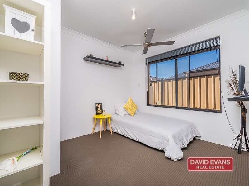34 Lauderdale Ramble, Carramar WA 6031