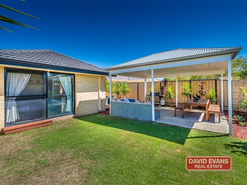 34 Lauderdale Ramble, Carramar WA 6031