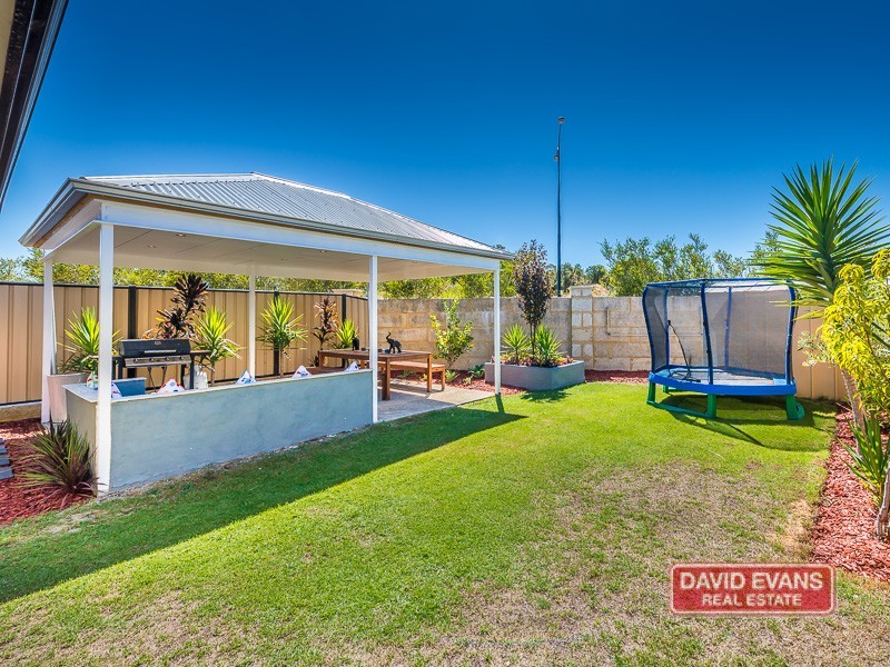 34 Lauderdale Ramble, Carramar WA 6031