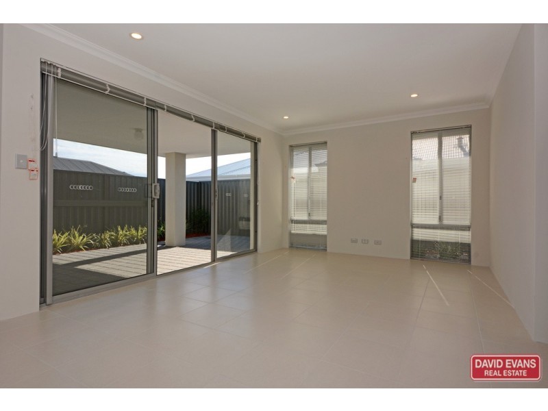 4/2 Redheart Road, Carramar WA 6031