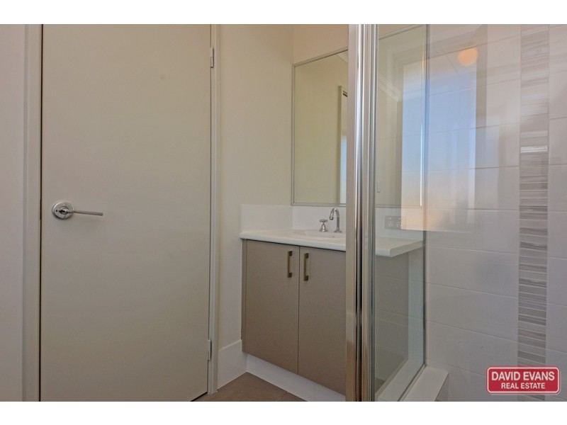 4/2 Redheart Road, Carramar WA 6031