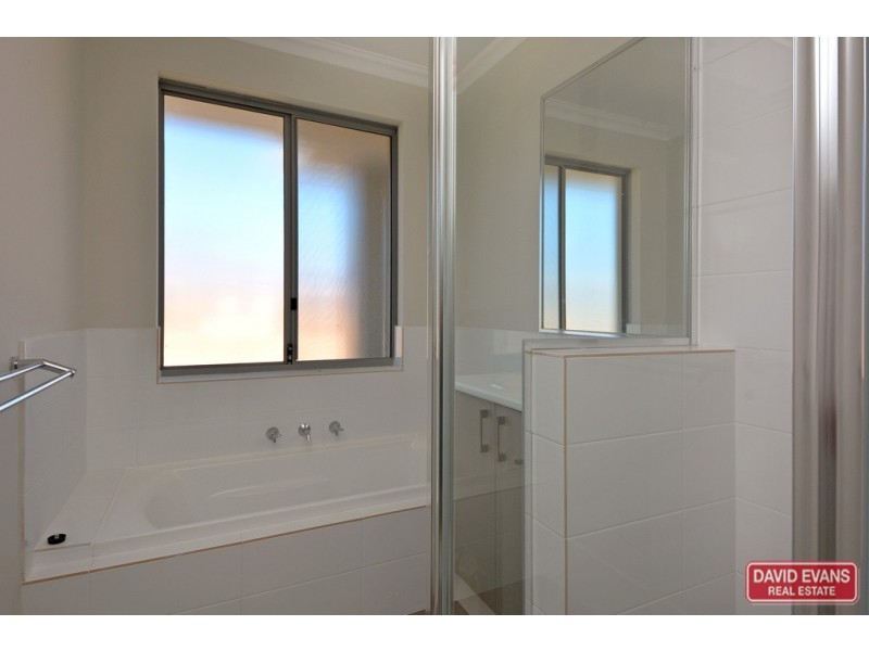 4/2 Redheart Road, Carramar WA 6031