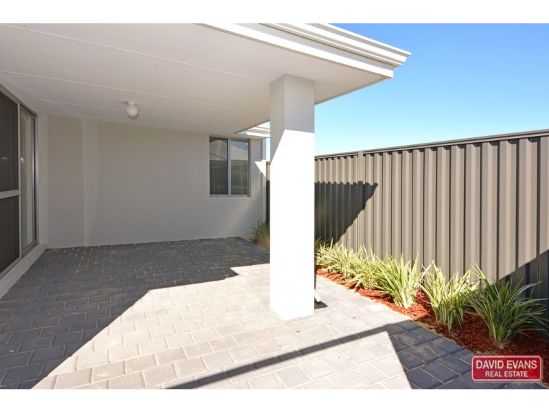 4/2 Redheart Road, Carramar WA 6031