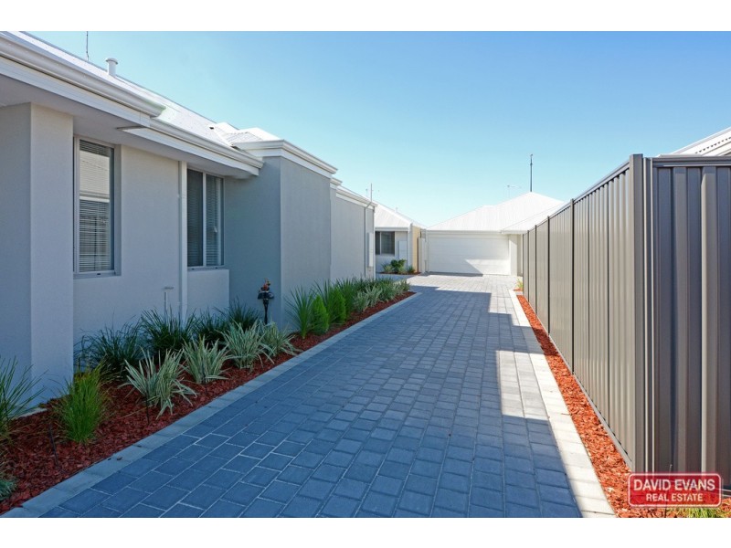 4/2 Redheart Road, Carramar WA 6031