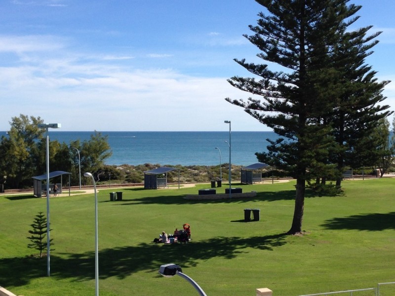 8/10 Oceanside Promenade, Mullaloo WA 6027