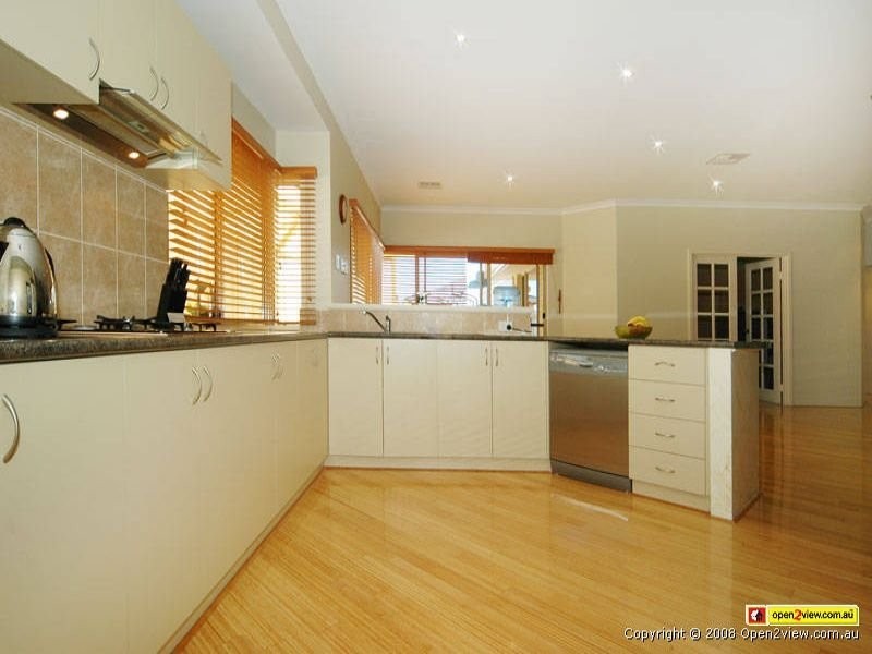 33 Kings Way, Madeley WA 6065