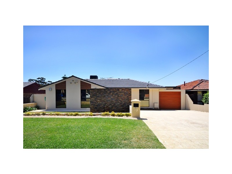 17  Brookland Crescent, Marangaroo WA 6064