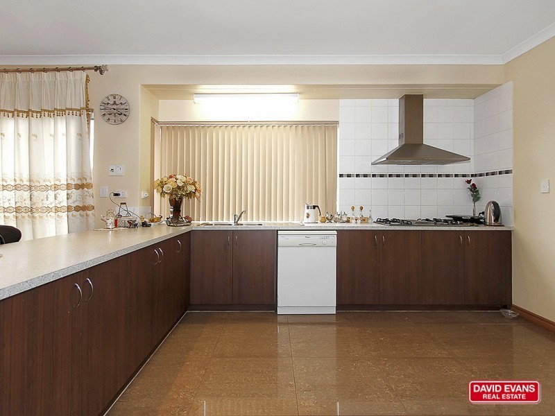 16 Elliot Place, Thornlie WA 6108