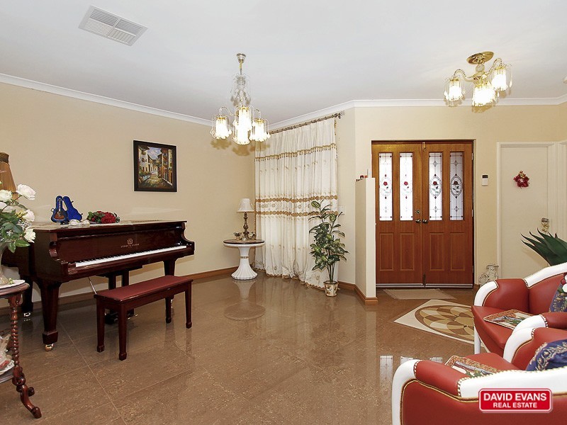 16 Elliot Place, Thornlie WA 6108