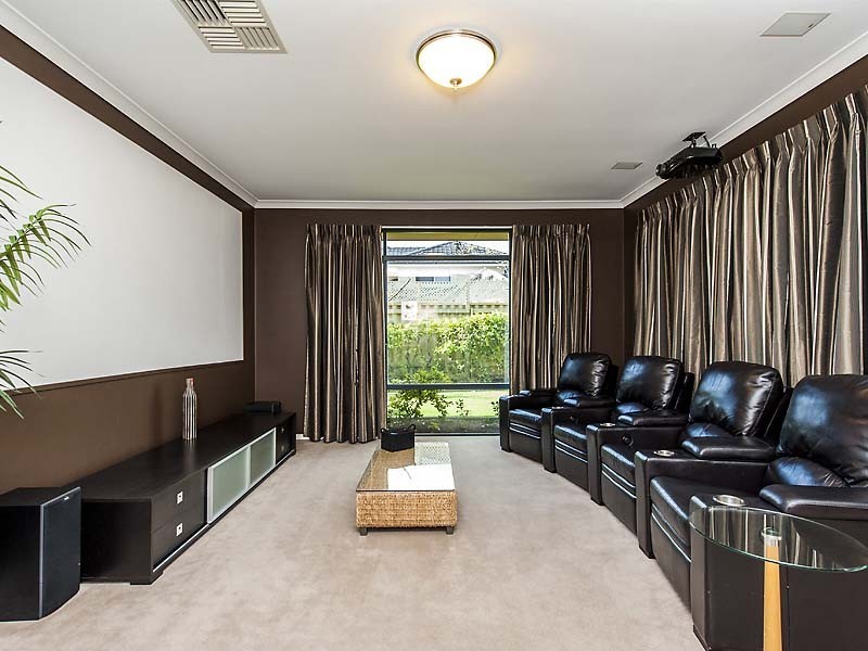 4 Karon Road, Iluka WA 6028