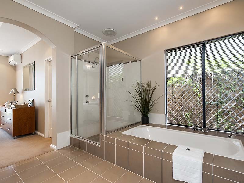 4 Karon Road, Iluka WA 6028