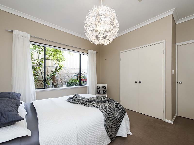 4 Karon Road, Iluka WA 6028