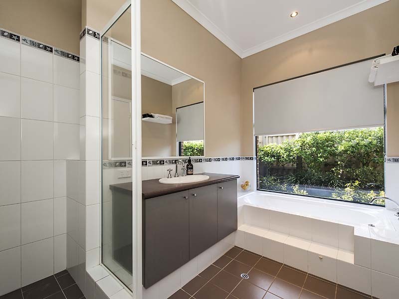 4 Karon Road, Iluka WA 6028