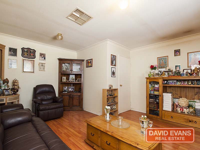 15 Woolerong Walk, Marangaroo WA 6064
