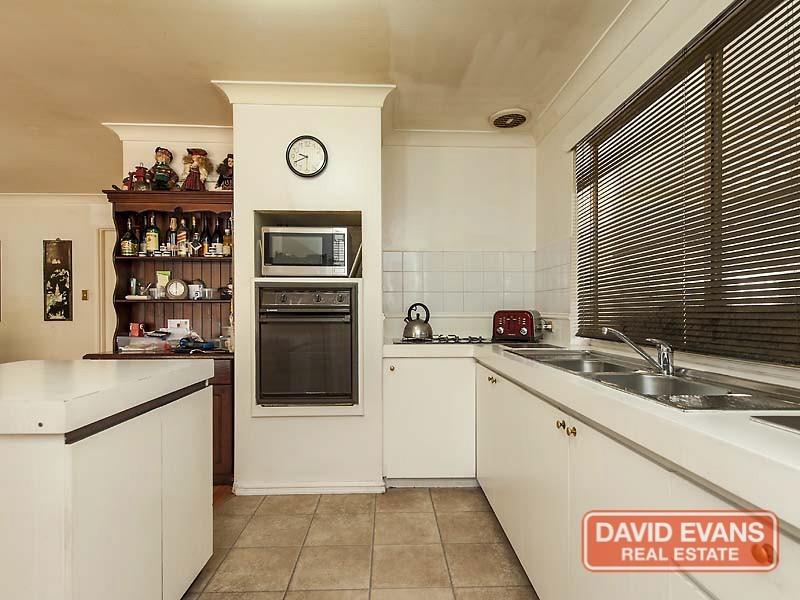15 Woolerong Walk, Marangaroo WA 6064