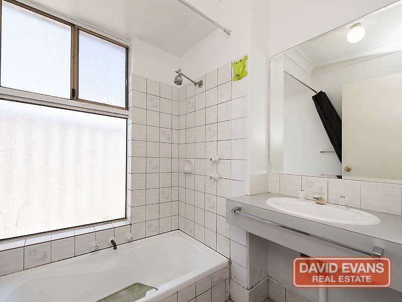 15 Woolerong Walk, Marangaroo WA 6064