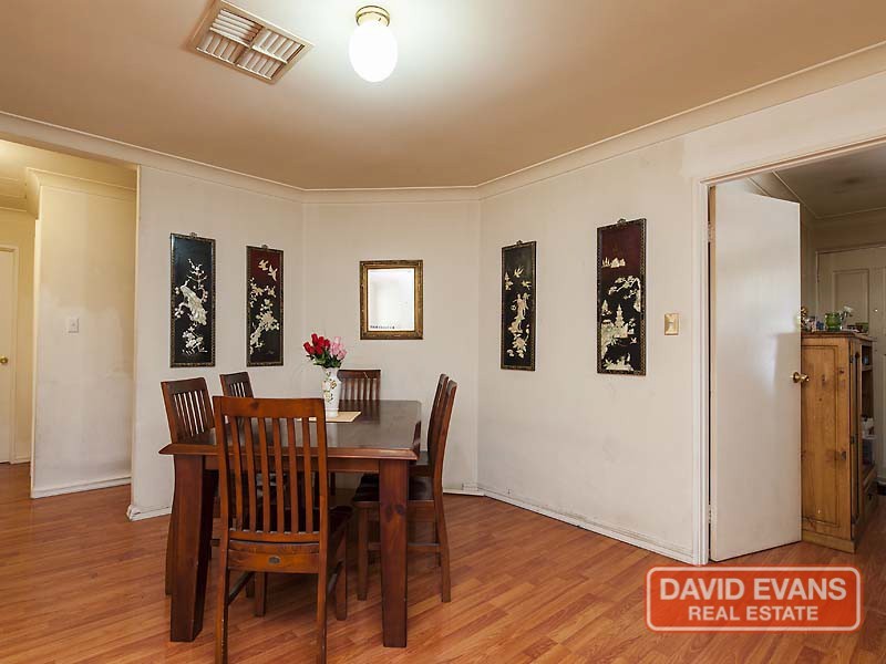 15 Woolerong Walk, Marangaroo WA 6064