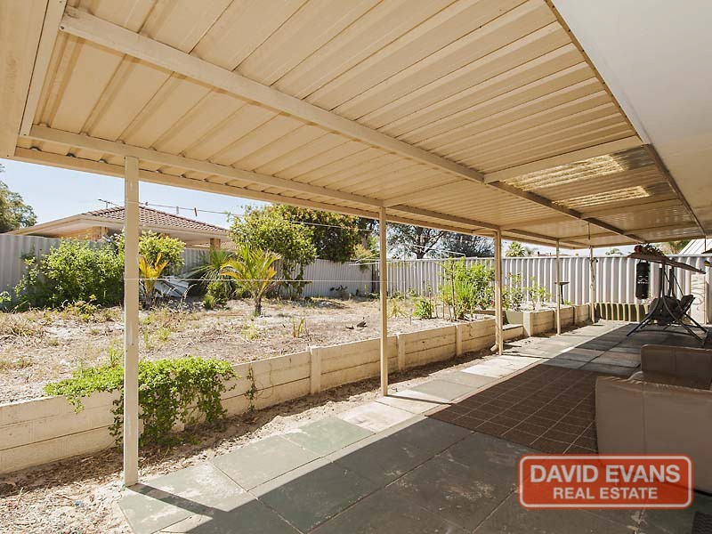 15 Woolerong Walk, Marangaroo WA 6064