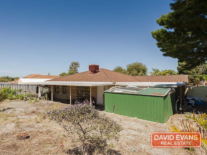 15 Woolerong Walk, Marangaroo WA 6064