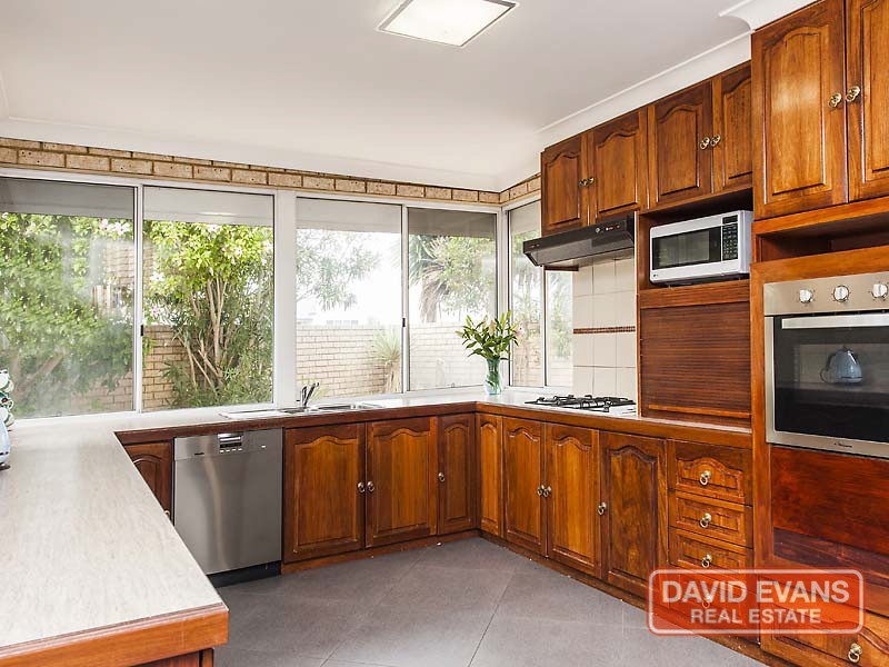 10 Queenscliff Court, Kallaroo WA 6025