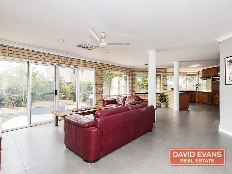 10 Queenscliff Court, Kallaroo WA 6025