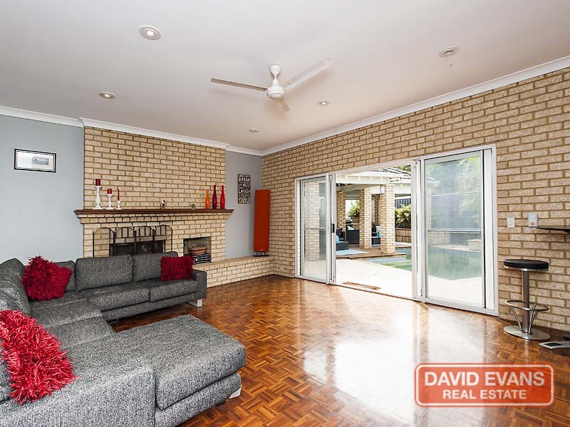 10 Queenscliff Court, Kallaroo WA 6025