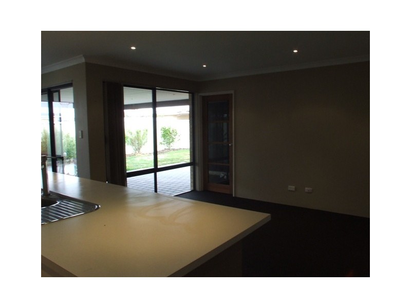 8 ALPINA PROMENADE, Banksia Grove WA 6031