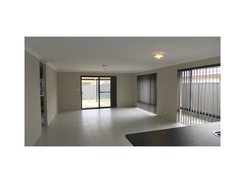 17 MANYLEAF LINK, Banksia Grove WA 6031