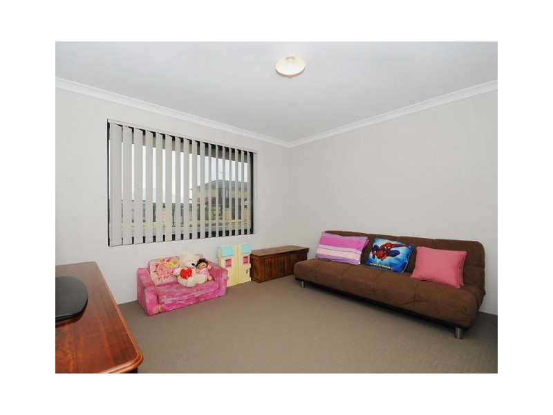 38 Lauderdale Ramble, Carramar WA 6031