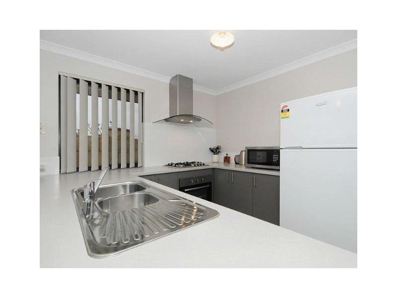 38 Lauderdale Ramble, Carramar WA 6031