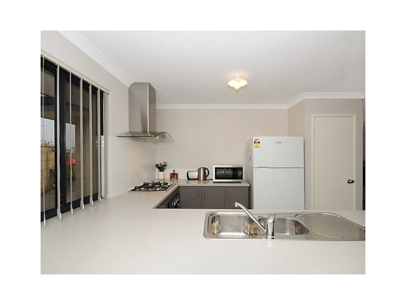 38 Lauderdale Ramble, Carramar WA 6031