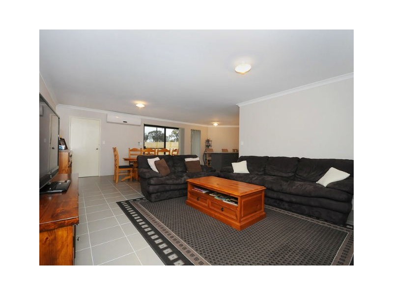 38 Lauderdale Ramble, Carramar WA 6031