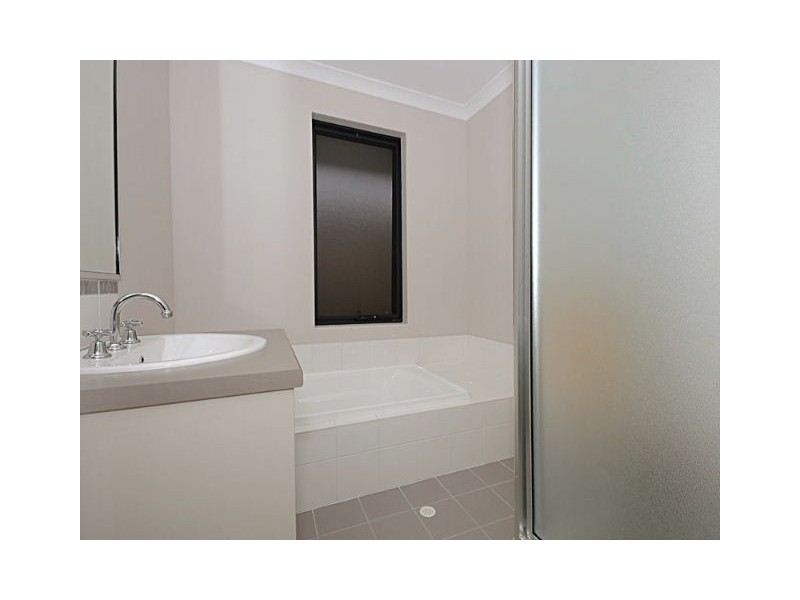 38 Lauderdale Ramble, Carramar WA 6031