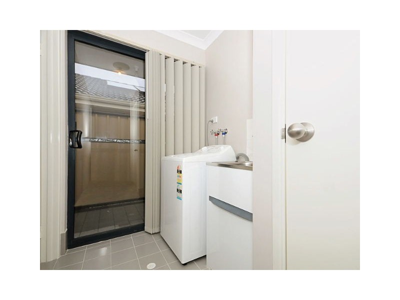 38 Lauderdale Ramble, Carramar WA 6031