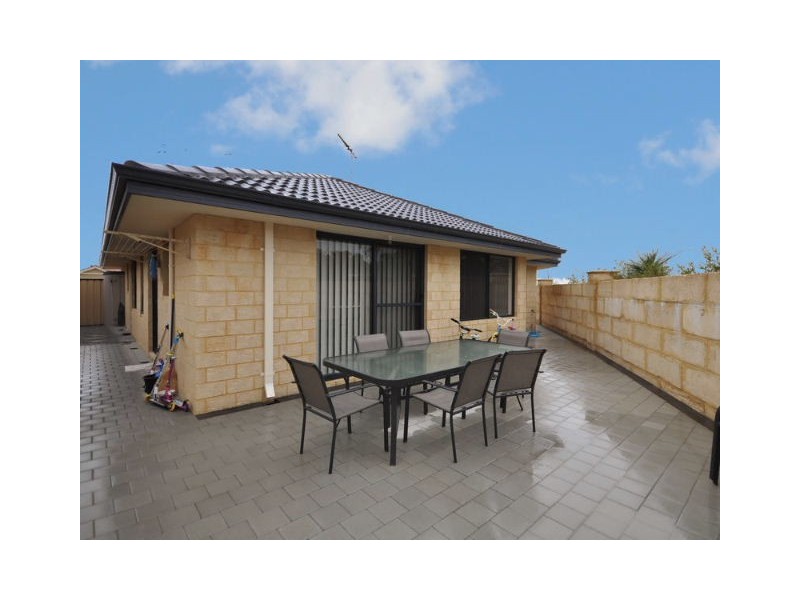 38 Lauderdale Ramble, Carramar WA 6031