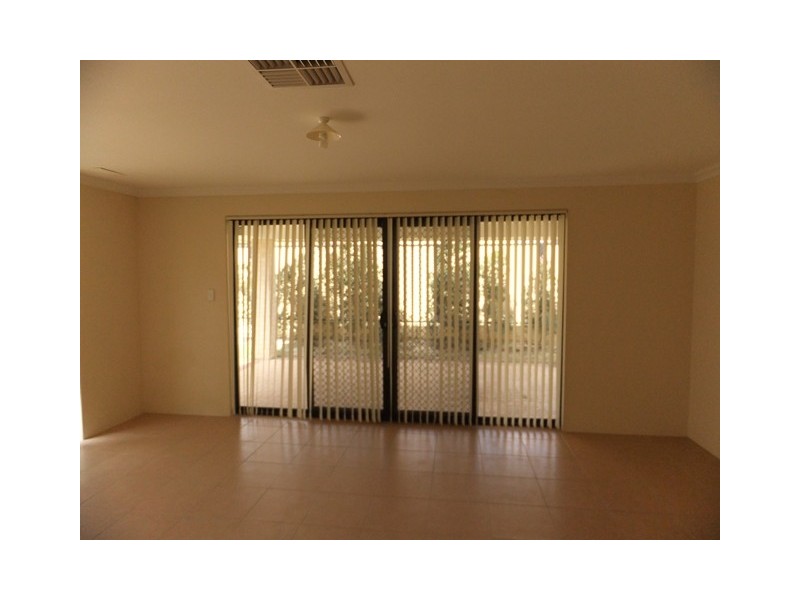 14 Willeroo Chase, Carramar WA 6031