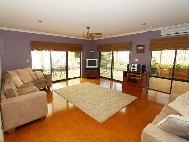 77 MacNaughton Crescent, Kinross WA 6028