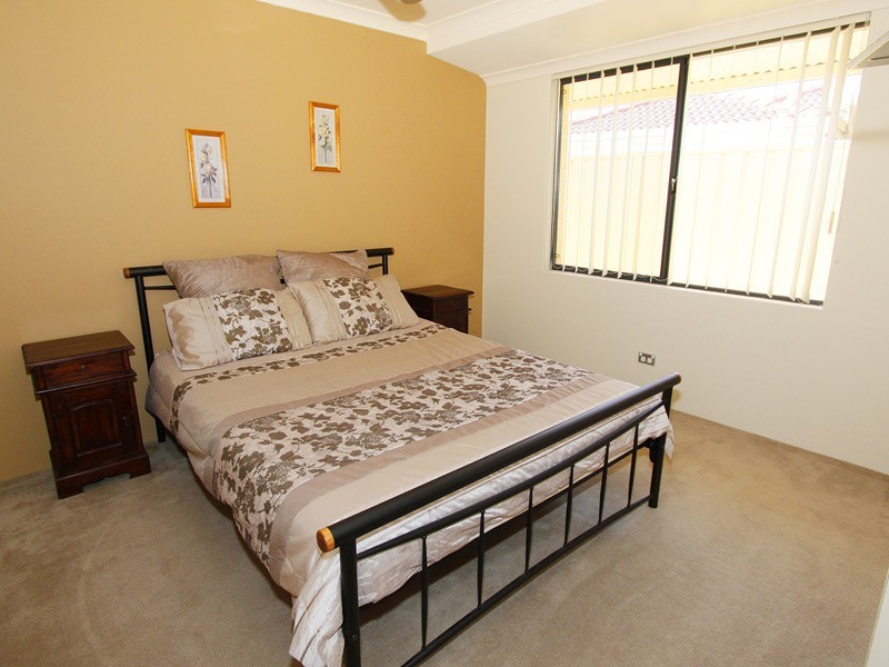 77 MacNaughton Crescent, Kinross WA 6028