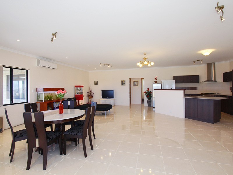 2 Dotterel Green, Jindalee WA 6036