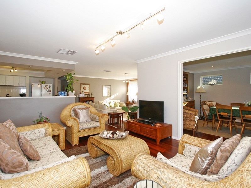 2 Agnes Way, Quinns Rocks WA 6030