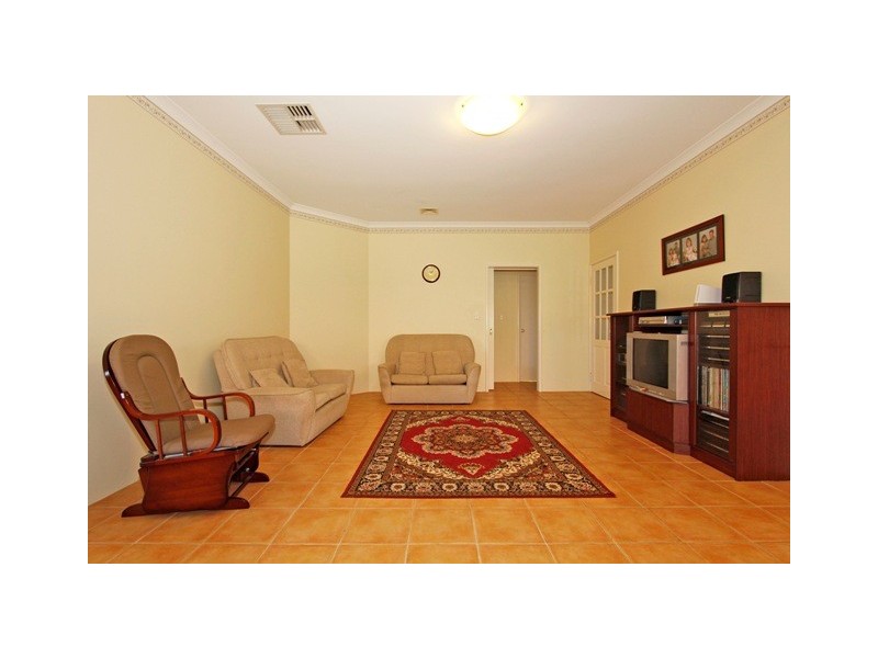 18 Minjah Circuit, Carramar WA 6031