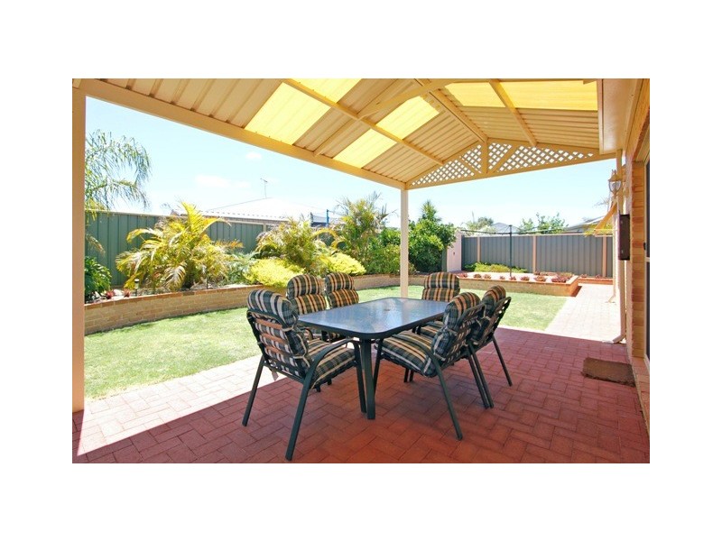 18 Minjah Circuit, Carramar WA 6031