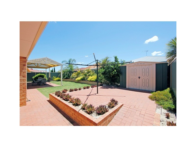 18 Minjah Circuit, Carramar WA 6031