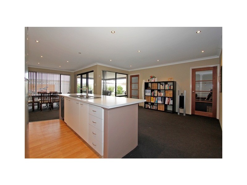 8 Alpina Promenade, Banksia Grove WA 6031