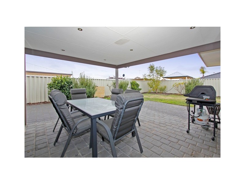 8 Alpina Promenade, Banksia Grove WA 6031
